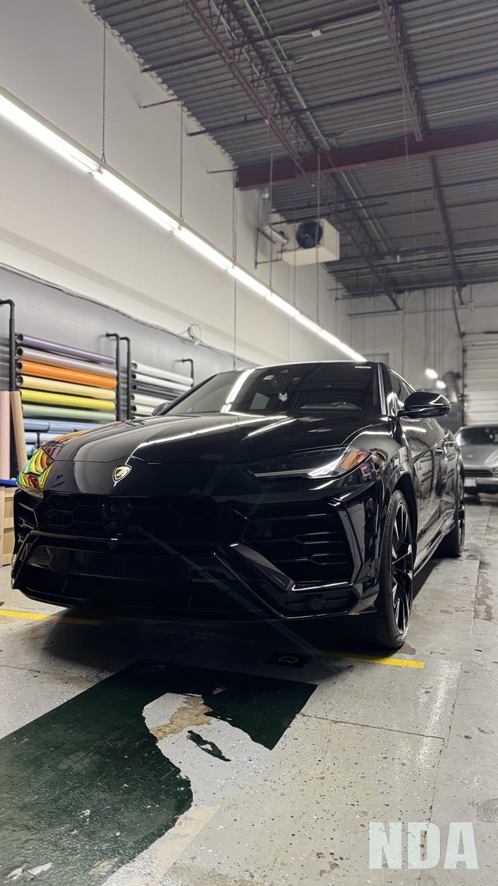 black Lamborghini Urus