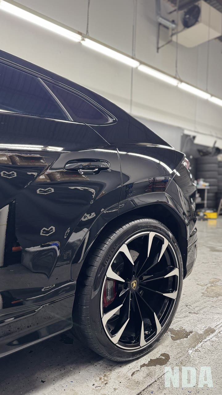 black Lamborghini Urus